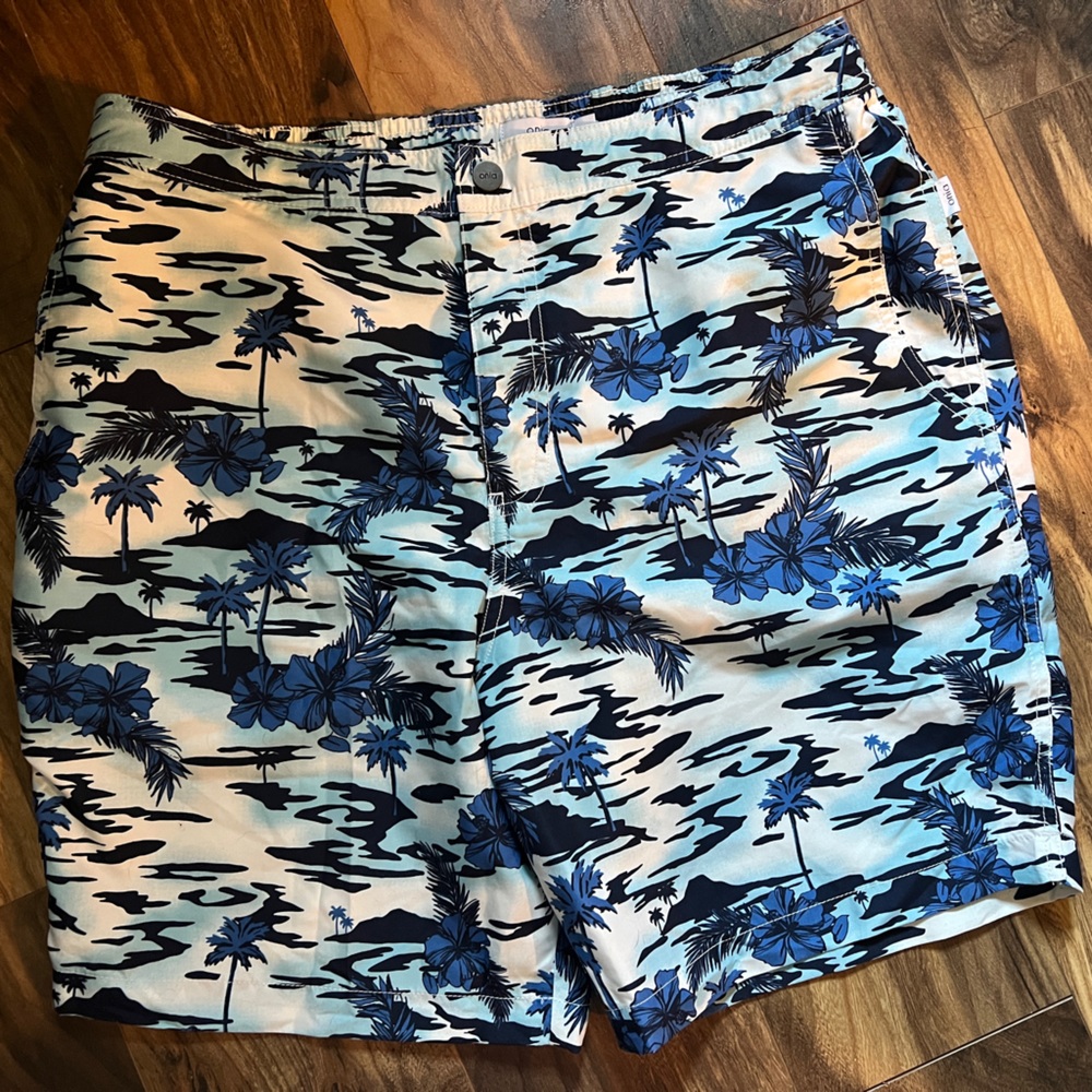Onia mens 7” Calder bathing suit - Large NWOT. Blue/black/white